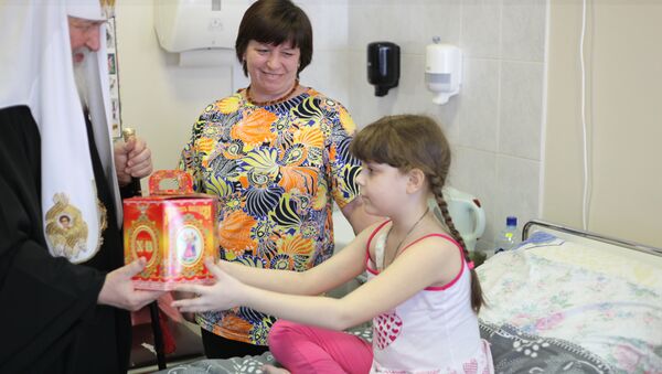 Патриарх Кирилл вручает пасхальные подарки больным детям