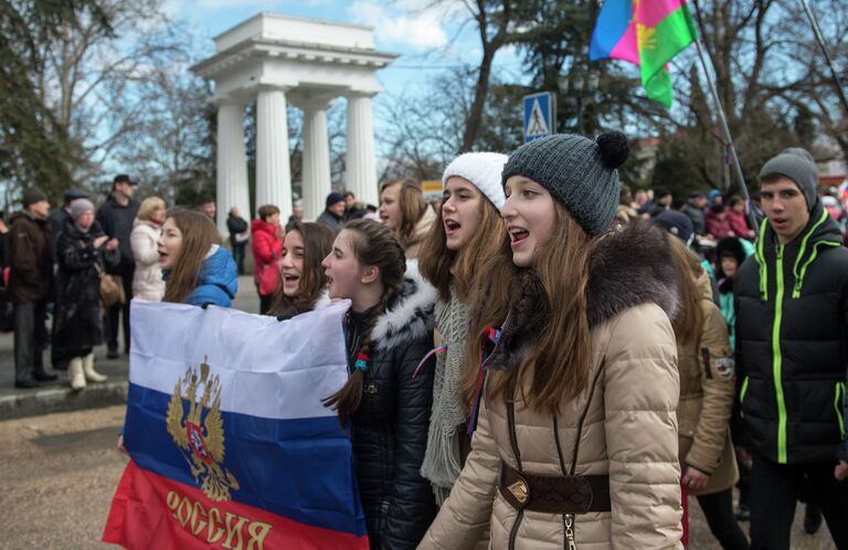 Участники праздничных мероприятий в Севастополе, посвященных годовщине Крымской весны