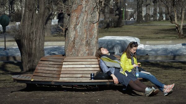 Горожане отдыхают в Парке культуры и отдыха имени Горького в Москве
