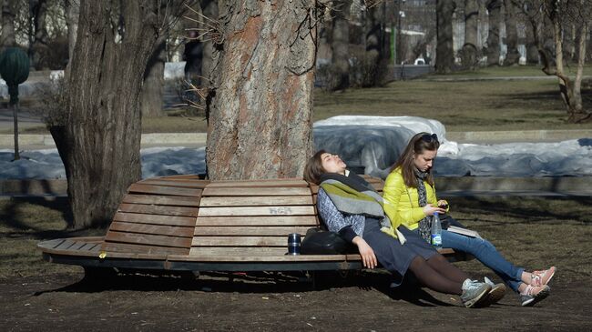 Горожане отдыхают в Парке культуры и отдыха имени Горького в Москве. Архивное фото