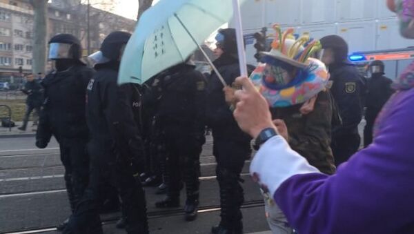 Ряженые в клоунов демонстранты кидались на полицейских во Франкфурте