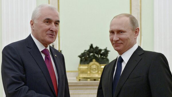 Президент России Владимир Путин (справа) и президент Республики Южная Осетия Леонид Тибилов. Архивное фото