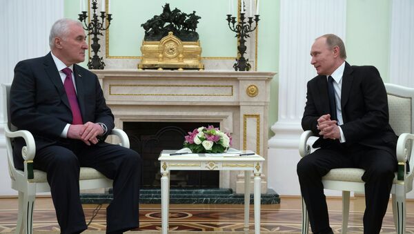 Президент России Владимир Путин (справа) и президент Республики Южная Осетия Леонид Тибилов во время встречи в Кремле. Архивное фото