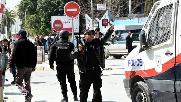 Сотрудники органов безопасности Туниса, возле здания музея Бардо. Архивное фото
