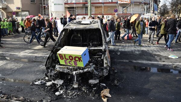 Машина сожженная во время акции протеста во Франкфурте