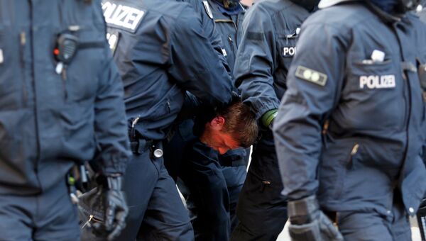 Столкновения протестующих с полицией во Франкфурте