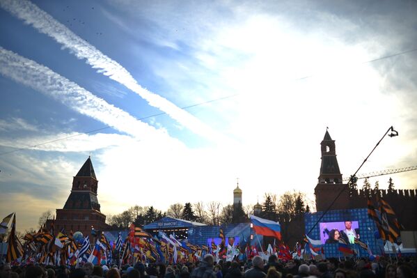 Участники митинга-концерта, посвященного годовщине воссоединения Крыма с Россией, на Васильевском спуске Москвы