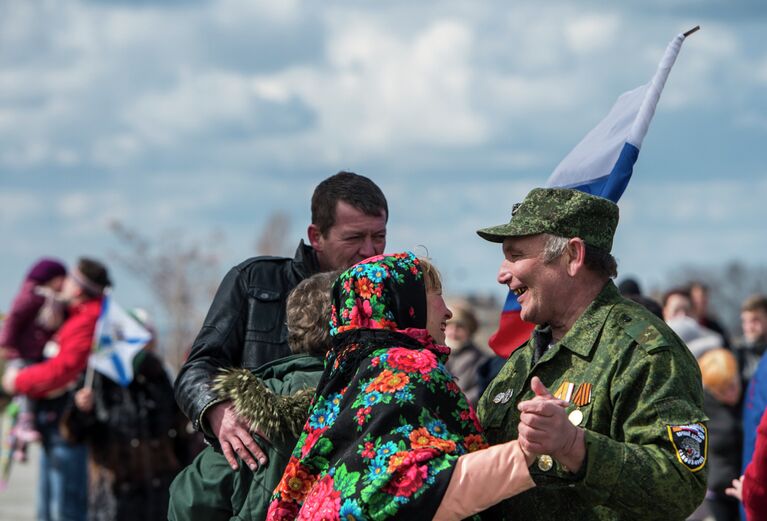 Участники праздничных мероприятий в Севастополе, посвященных годовщине Крымской весны