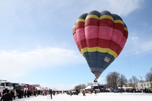 Запуск воздушного шара на мероприятии в Симферополе, посвященном празднованию годовщины Крымской весны