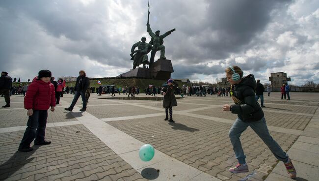 Участники праздничных мероприятий в Севастополе, посвященных годовщине Крымской весны