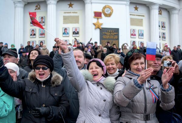Участники праздничных мероприятий в Севастополе, посвященных годовщине Крымской весны, приветствуют моряков Черноморского флота России