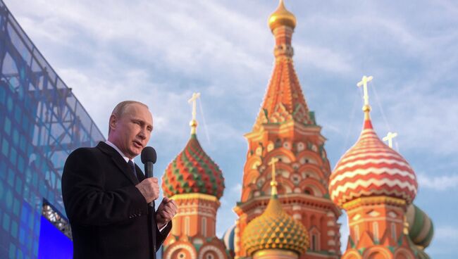 Президент России Владимир Путин выступает на митинге-концерте Мы вместе!