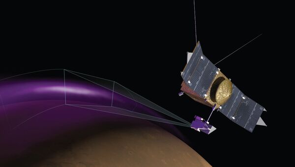Так художник представил себе зонд MAVEN, пролетающий через зоны полярных сияний в атмосфере Марса