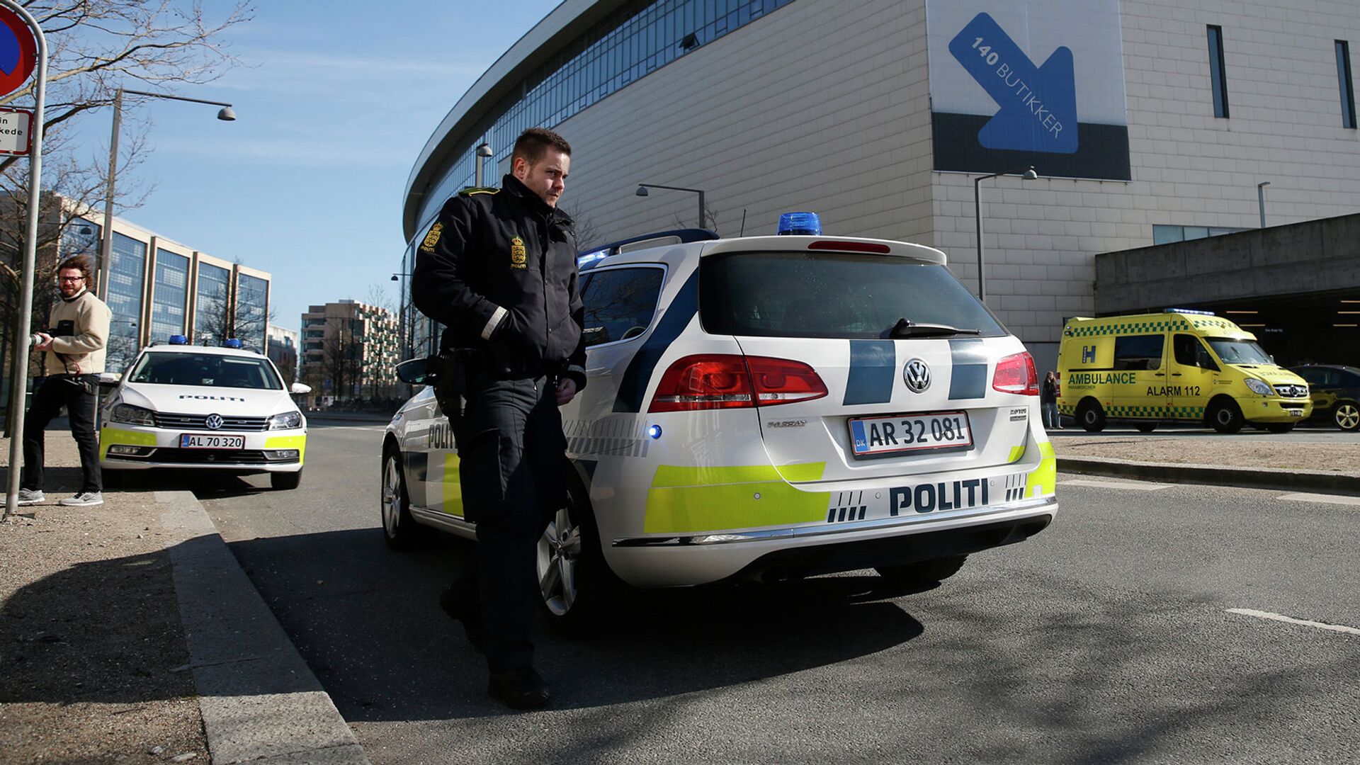 Полиция у здания торгового центра, где произошла перестрелка. Копенгаген, 18 марта 2015 год - РИА Новости, 1920, 09.12.2020