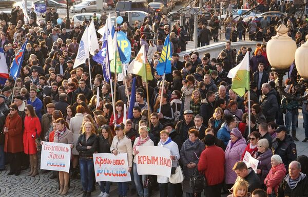 Участники праздничного митинга-концерта в Калининграде в честь воссоединения Крыма и Севастополя с Россией
