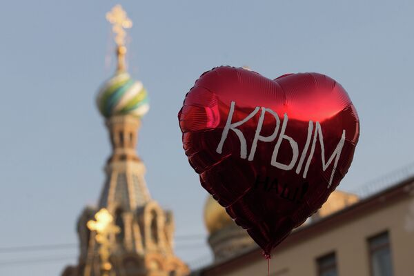 Воздушный шар во время праздничного митинга в Санкт-Петербурге в честь воссоединения Крыма и Севастополя с Россией