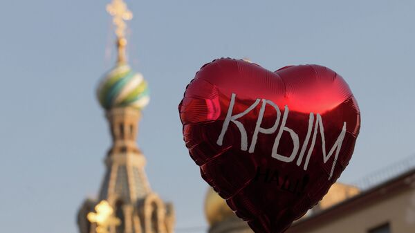 Воздушный шар во время праздничного митинга в Санкт-Петербурге в честь воссоединения Крыма и Севастополя с Россией
