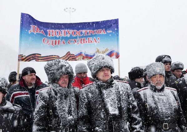 Жители Петропавловска-Камчатского на митинге, посвященном годовщине воссоединения Крыма и Севастополя с Россией