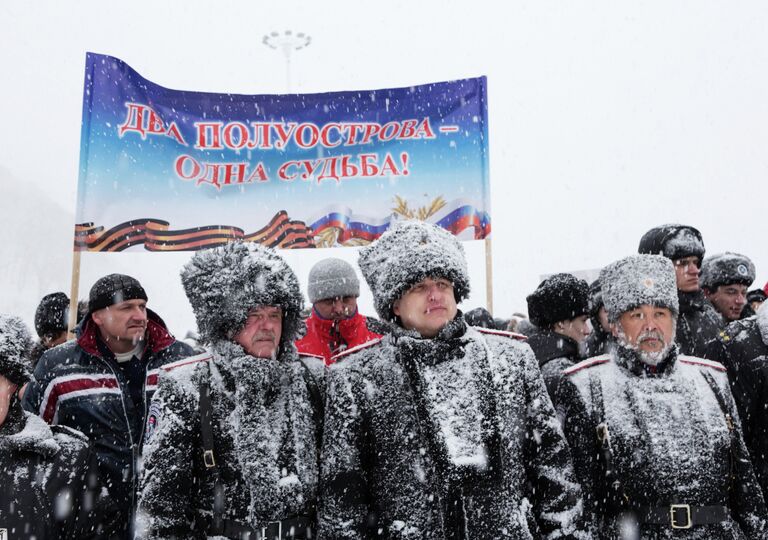 Жители Петропавловска-Камчатского на митинге, посвященном годовщине воссоединения Крыма и Севастополя с Россией