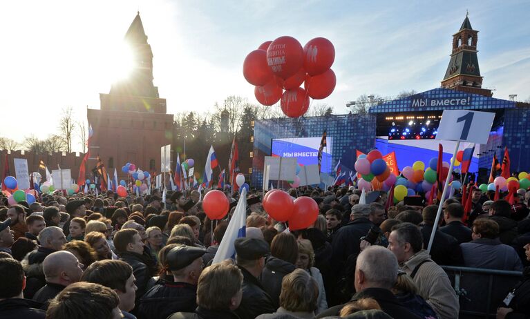 Участники митинга-концерта, посвященного годовщине воссоединения Крыма с Россией, на Васильевском спуске Москвы