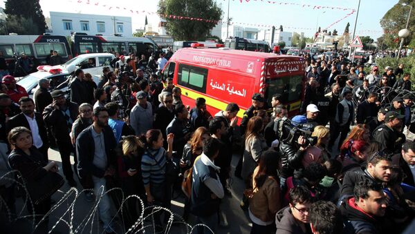 Скорая спасает раненых, пострадавших в результате теракта в музее в Тунисе
