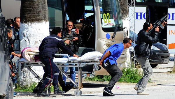Сотрудники скорой помощи и правоохранительных органов Туниса на месте теракта. 18 марта 2015
