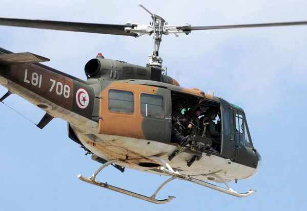 Военный вертолет армии Туниса над национальным музеем