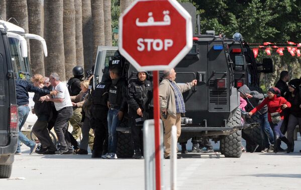 Полиция эвакуирует туристов из района перестрелки у национального музея Туниса