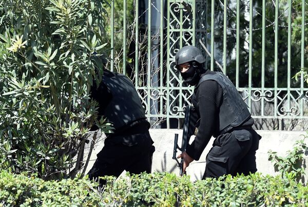 Силы безопасности Туниса у национального музея