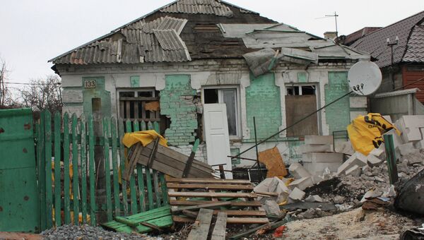 Разрушенный в результате обстрелов во время боевых действий частный дом на улице Крупской, расположенной рядом с аэропортом города Донецка