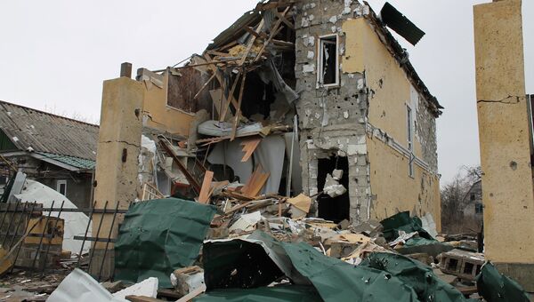 Разрушенный в результате обстрелов дом под Донецком, архивное фото