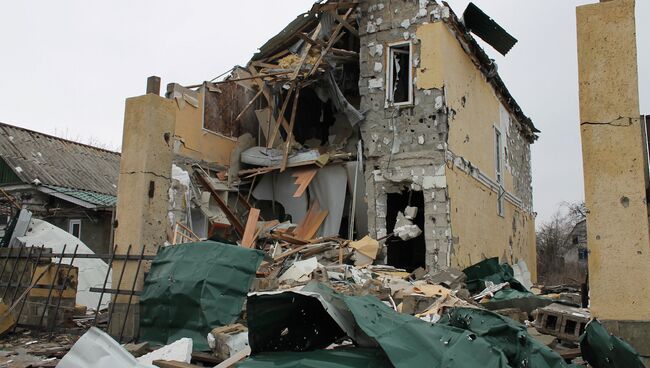 Разрушенный в результате обстрелов дом под Донецком, архивное фото