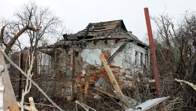 Разрушенный в результате обстрелов во время боевых действий частный дом на улице Крупской, расположенной рядом с аэропортом города Донецка