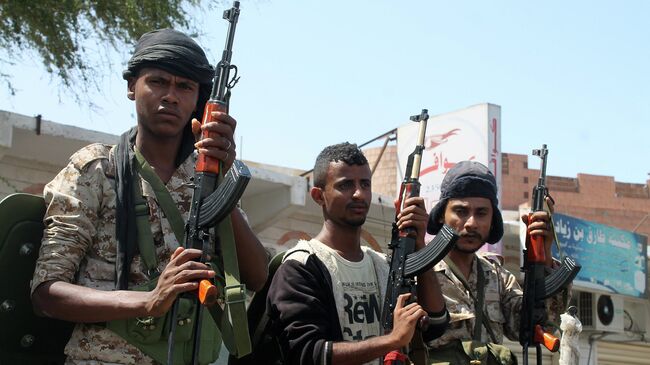 Солдаты лояльные президенту Йемена Абд Раббу Мансур Хади в городе Аден