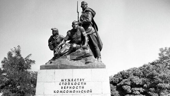 Памятник комсомольцам - защитникам Севастополя
