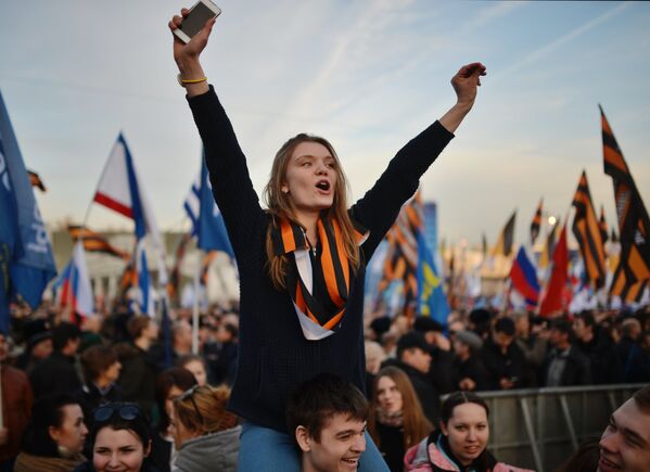 Участники митинга-концерта, посвященного годовщине воссоединения Крыма с Россией, в Москве