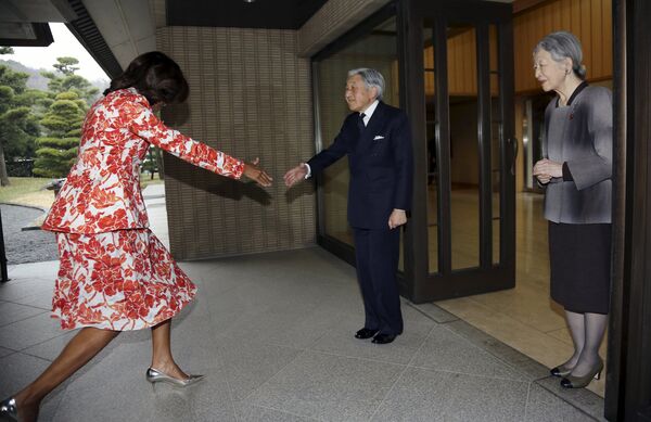 Первая леди США Мишель Обама с императором Японии Акихито и императрицей Митико в императорском дворце в Токио