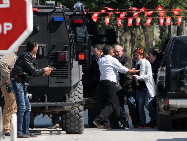 Эвакуация туристов с места нападения боевиков в музее Бардо в Тунисе