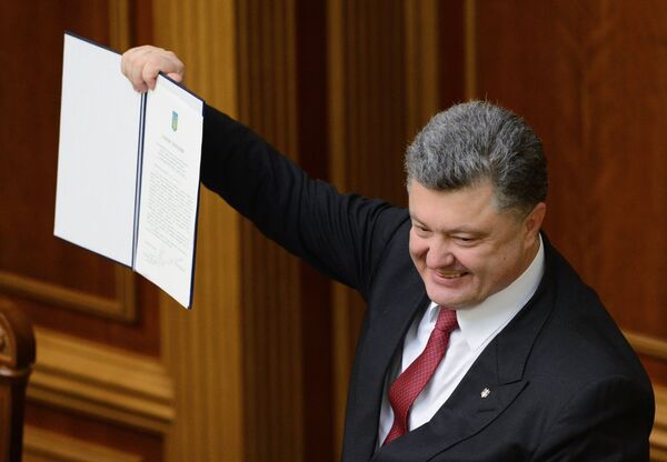 Президент Украины на заседании Верховной Рады, на котором одобрен законопроект о ратификации Соглашения об ассоциации между Украиной и Европейским Союзом Президент Украины на заседании Верховной Рады, на котором одобрен законопроект о ратификации Соглашения об ассоциации между Украиной и Европейским Союзом
