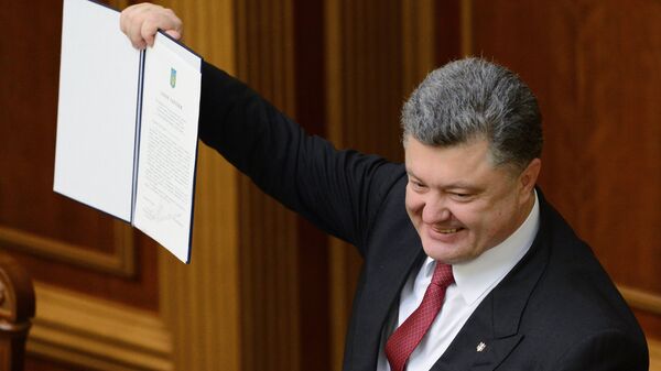 Президент Украины на заседании Верховной Рады, на котором одобрен законопроект о ратификации Соглашения об ассоциации между Украиной и Европейским Союзом