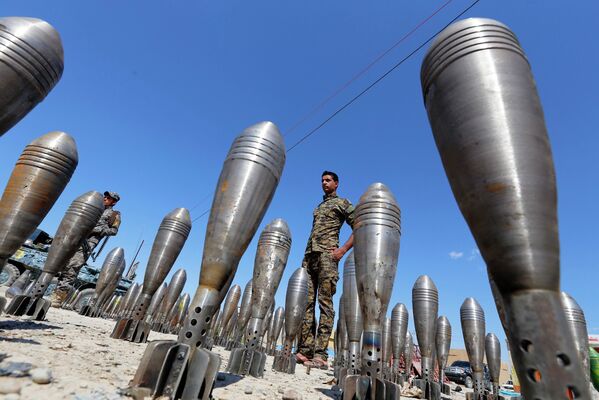 Иракский военный стоит у боеприпасов