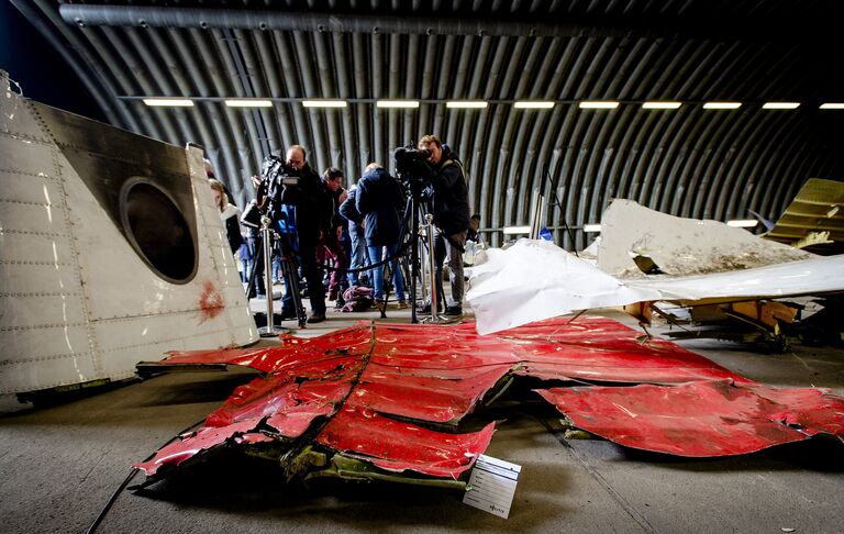 Обломки самолета Boeing 777 в ангаре на авиабазе Gilze-Rijen, Нидерланды Обломки самолета Boeing 777 в ангаре на авиабазе Gilze-Rijen, Нидерланды