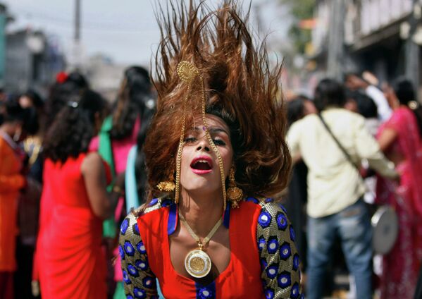 Евнух танцует во время собрания тысяч евнухов из разных частей Индии
