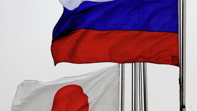 Государственные флаги России (справа) и Японии по случаю прибытия эсминца Хамагири Морских сил самообороны Японии во Владивосток