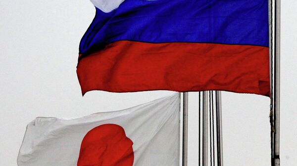 Государственные флаги России и Японии. Архивное фото