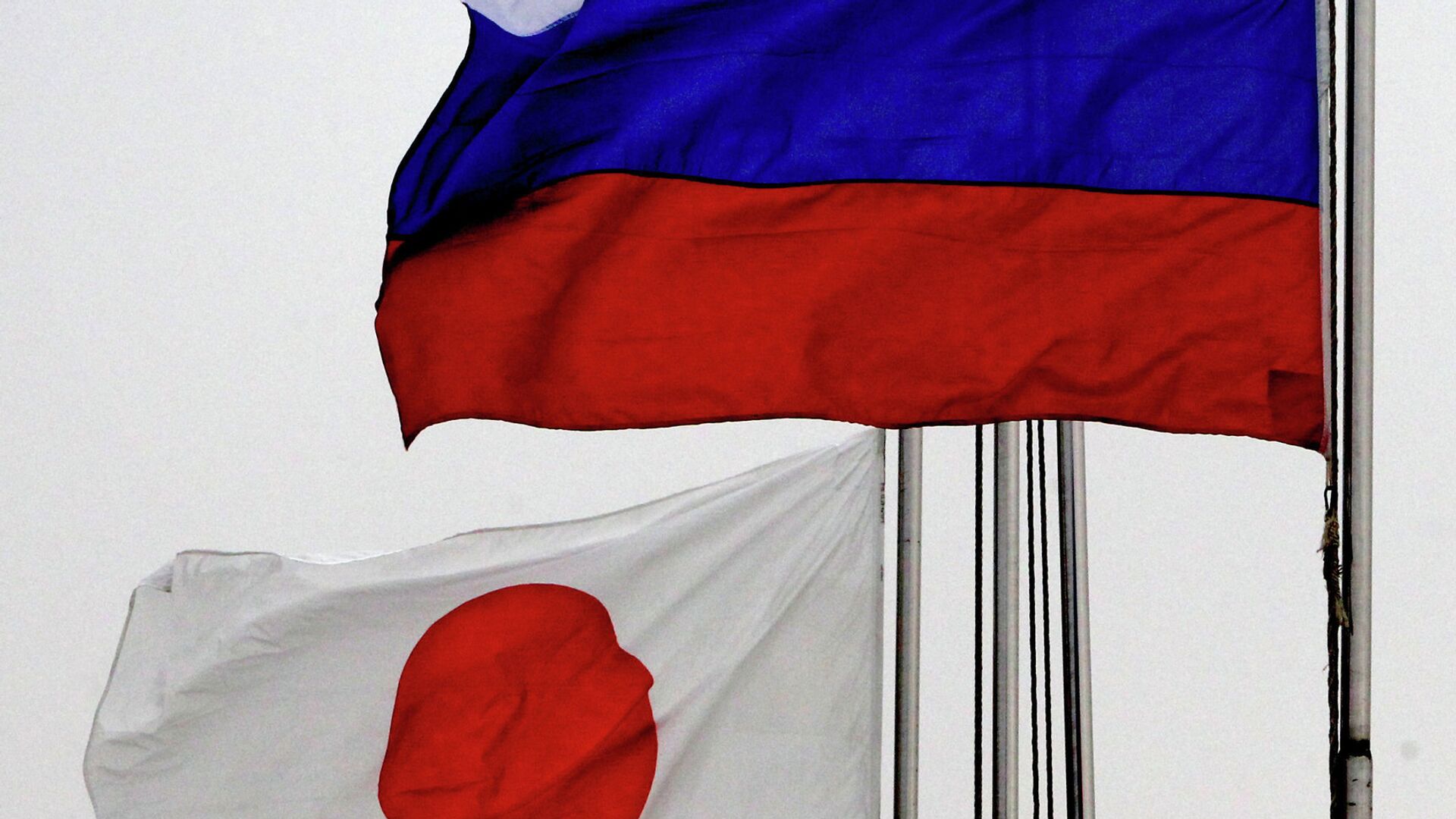 Государственные флаги России (справа) и Японии - РИА Новости, 1920, 01.11.2022