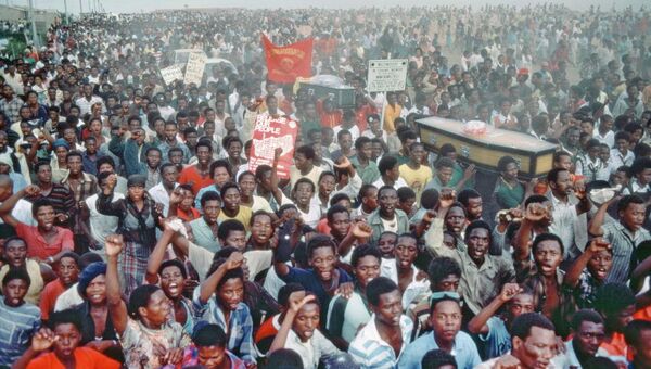 Процессия в Капской провинции в знак траура по погибшим от рук полиции в Уитенхаге. Южная Африка,1985 год