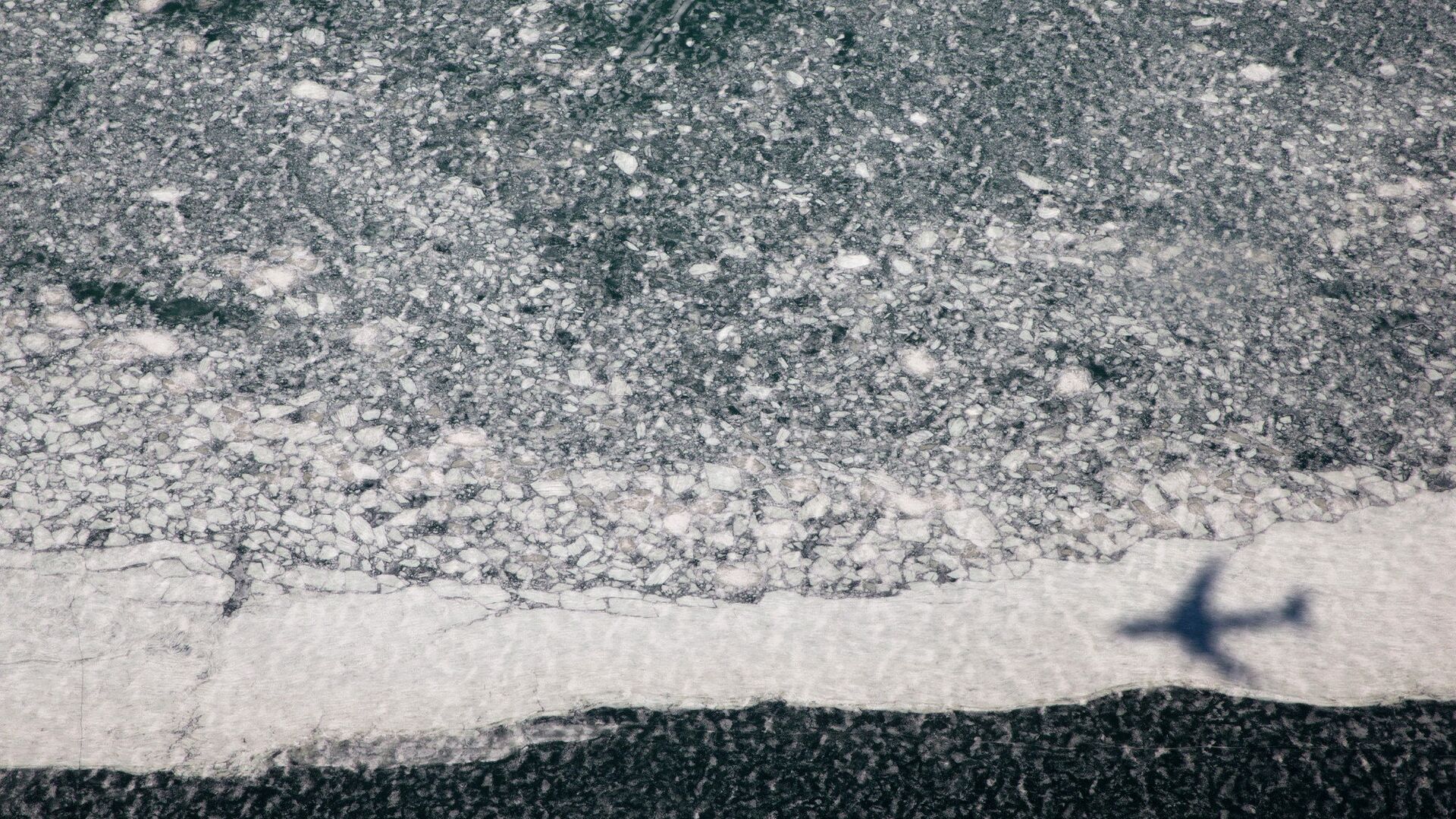 Тень от самолета президента США, пролетающего над замерзшим озером Эри - РИА Новости, 1920, 24.08.2020