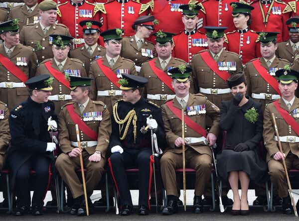 Британский принц Уильям и его жена Кейт во время празднования Дня Святого Патрика вместе с офицерами Ирландской гвардии