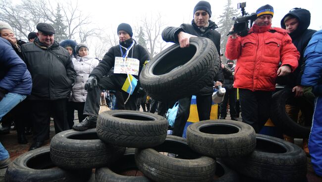 Активисты кредитного Майдана во время акции у здания Верховной Рады Украины